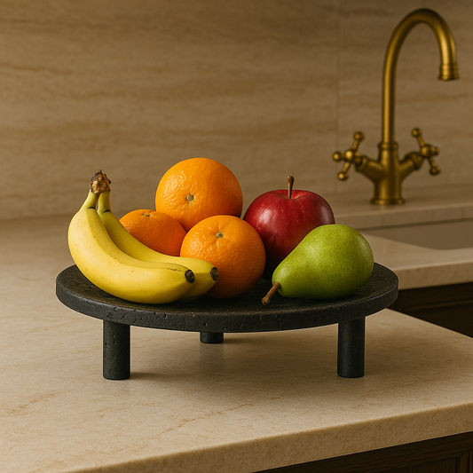 Noir Elevé Travertin Fruittray – Gesculpteerde voetstuk in zwart travertinsteen