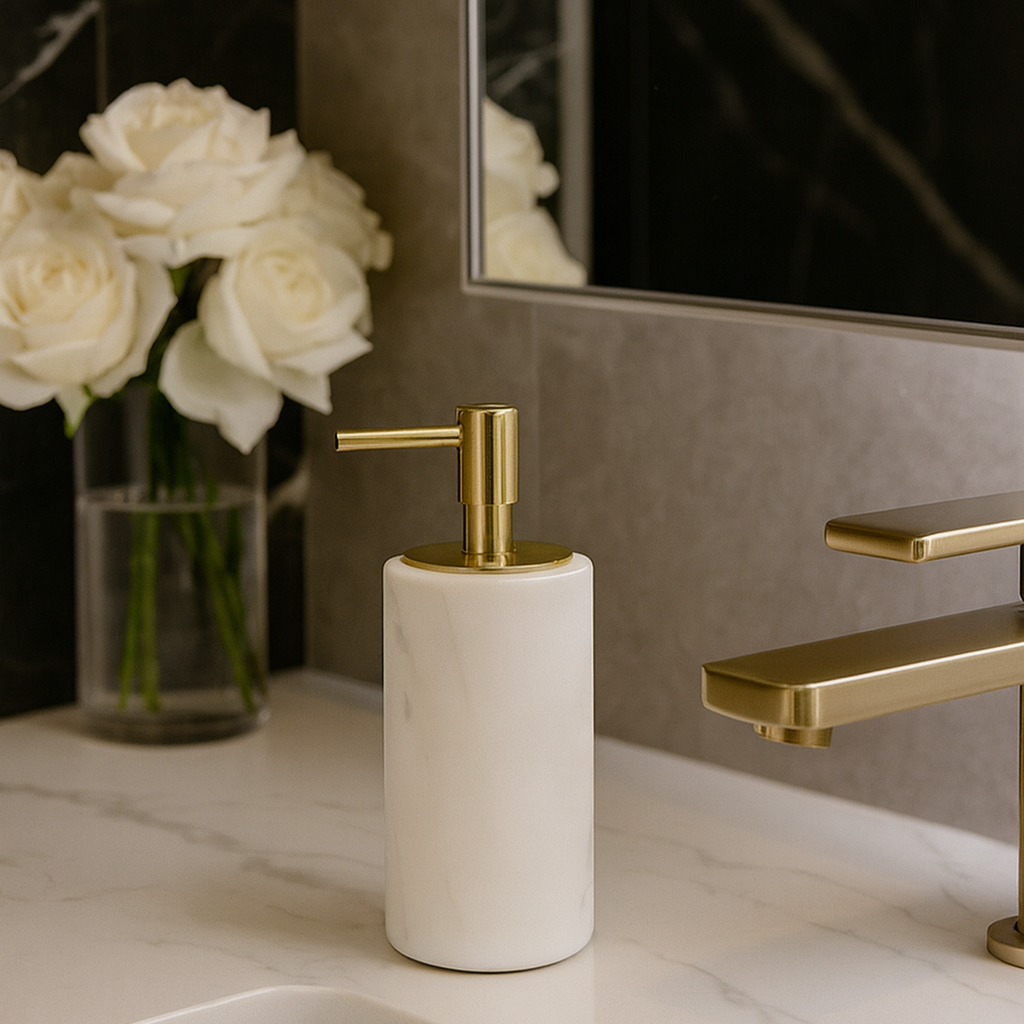 Luxe marmeren lotionfles – massief steen met metalen pomp