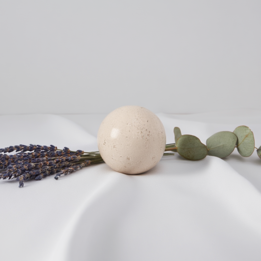 Tijdloze Marmeren Bol – Massieve Steen Decoratieve Sfeer